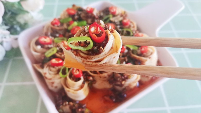 麻辣豆皮,超级香辣下饭的美味,一口一个带一个小米椒,真是又辣又爽!