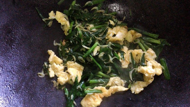 韭菜炒虾米,最后再加入鸡蛋块,翻炒均匀出锅