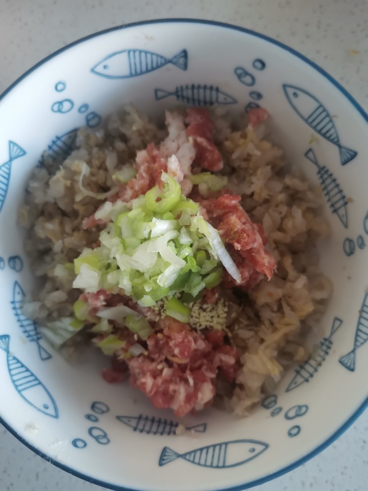 玉米面菜团子,加入调味料,然后加入热油