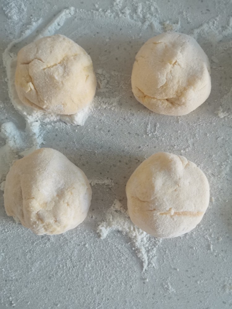 玉米面菜团子,揉面排气,分成小面团