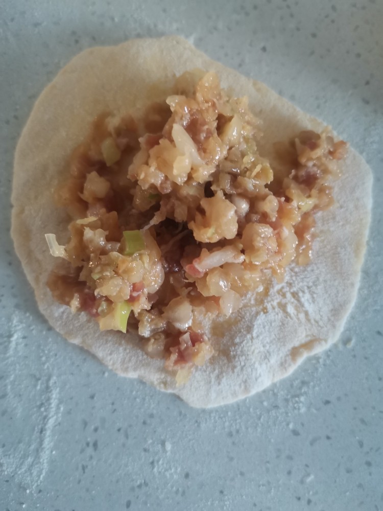 玉米面菜团子,擀成皮,包上馅