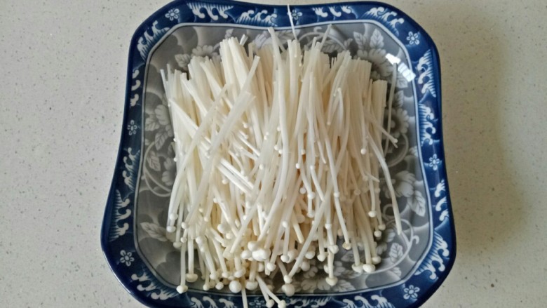 黄瓜凉拌金针菇,<a style='color:red;display:inline-block;' href='/shicai/ 234'>金针菇</a>切掉根部,用清水清洗干净,沥干水份放入盘中备用