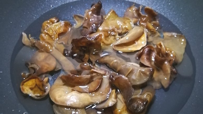 腐竹炒木耳,<a style='color:red;display:inline-block;' href='/shicai/ 233'>木耳</a>用清水浸发，并焯水3分钟