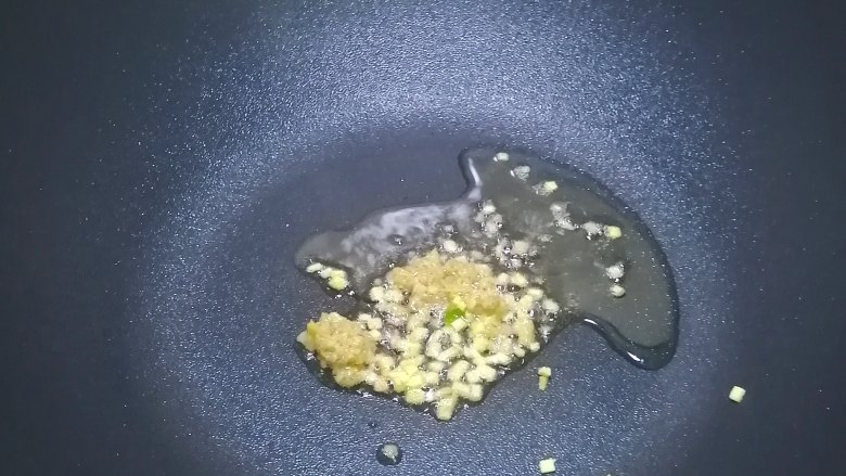 腐竹炒木耳,爆香姜末