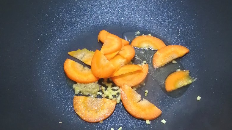 腐竹炒木耳,加入胡萝卜