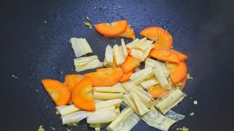腐竹炒木耳,加入腐竹段