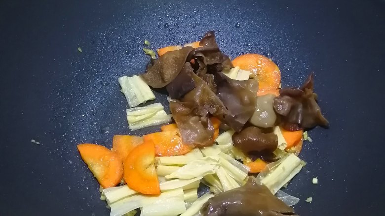 腐竹炒木耳,加入木耳