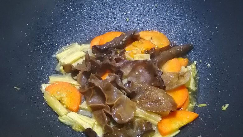 腐竹炒木耳,加入少许清水，煮3分钟