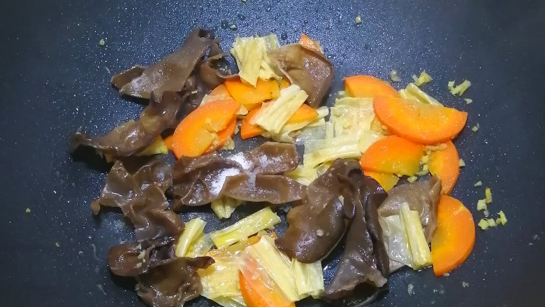 腐竹炒木耳,加入盐调味
