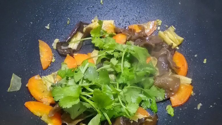 腐竹炒木耳,加入香菜段