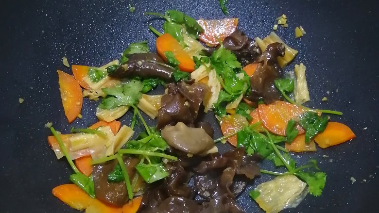 腐竹炒木耳,炒匀便可