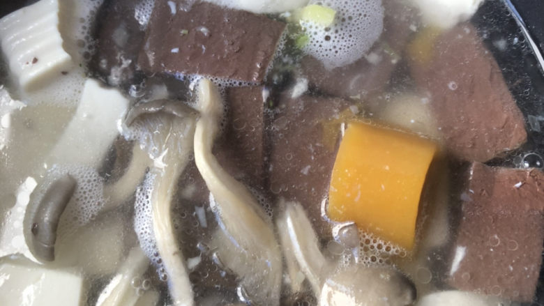 鸭血豆腐汤,小火慢慢炖,浓汤宝化开入味。