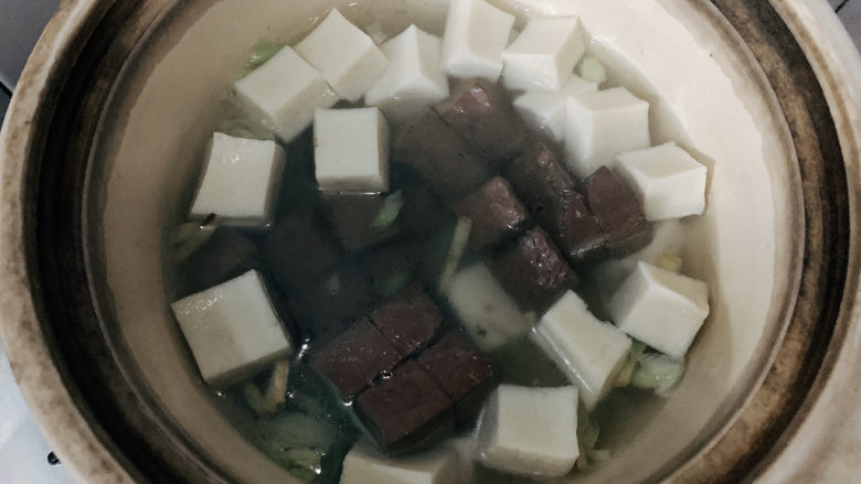 鸭血豆腐汤,将鸭血块加入其中。