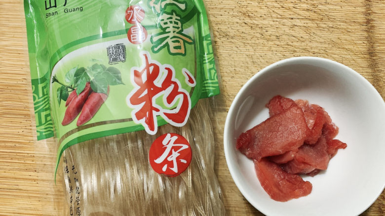 牛肉粉丝煲,主要食材如图所示示意,粉条、<a style='color:red;display:inline-block;' href='/shicai/ 216'>牛肉</a>等