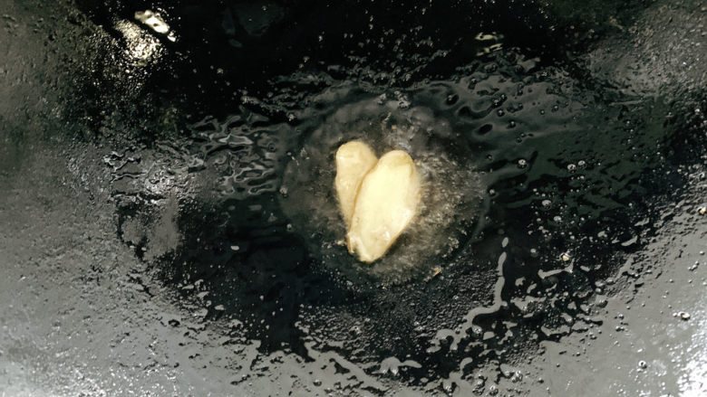 牛肉粉丝煲,锅烧热油,加入<a style='color:red;display:inline-block;' href='/shicai/ 37'>姜</a>片爆炒出香味。