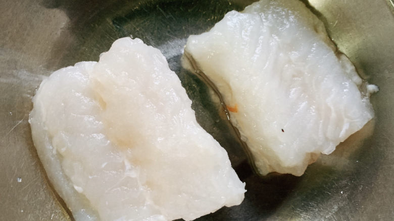 香煎龙利鱼,龙利鱼柳化冻,分成小块,用凉开水冲一冲,并用厨房用纸吸干表面水分,加适量盐胡椒粉上些风味