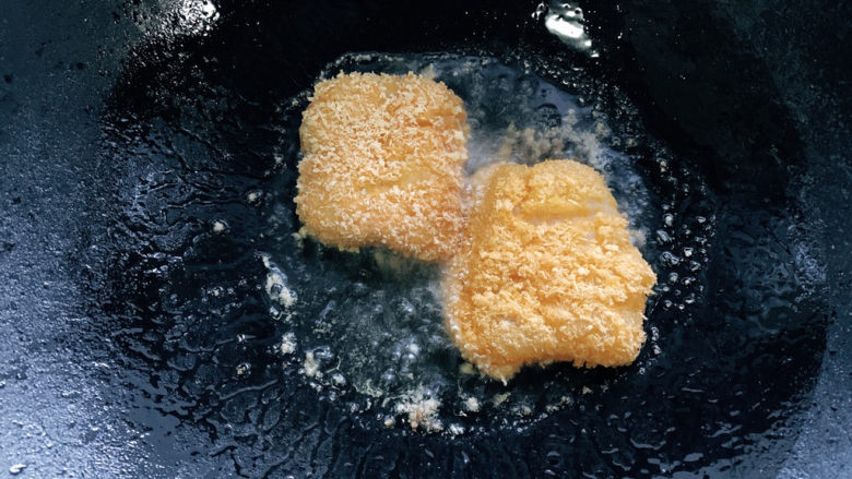 香煎龙利鱼,然后轻轻放入7~8成热的油锅中,转中火两面分别炸个30s,再用小火慢炸1分钟。