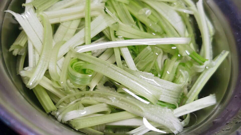 芹菜炒豆干,泡了一个小时后,开始打卷