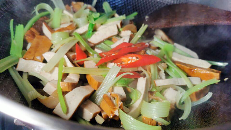 芹菜炒豆干,来几片辣椒提味即可出锅