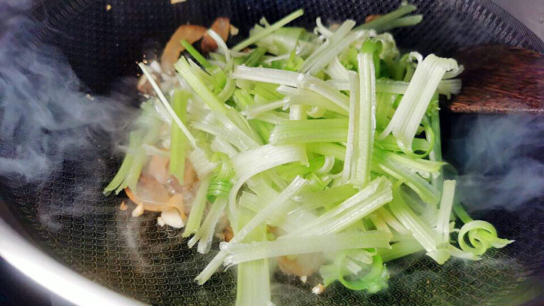芹菜炒豆干,放芹菜翻炒,来点盐