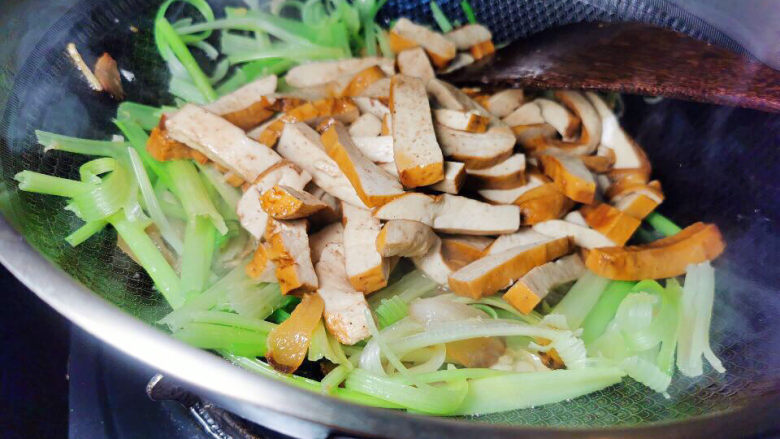 芹菜炒豆干,加入豆干,快速拌匀