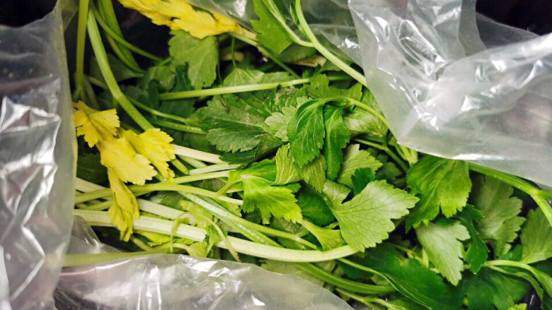 芹菜炒豆干,摘下芹菜叶,别丢,另作它用。