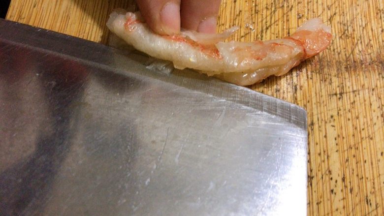青豆炒虾仁,虾仁去壳去虾线。(选用的是阿根廷红虾)