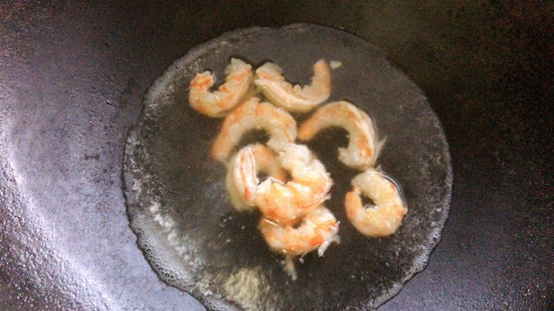青豆炒虾仁,虾仁也同样,汆烫一下捞出备用。