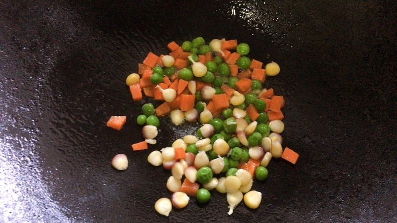 青豆炒虾仁,而后加入杂粒,翻炒