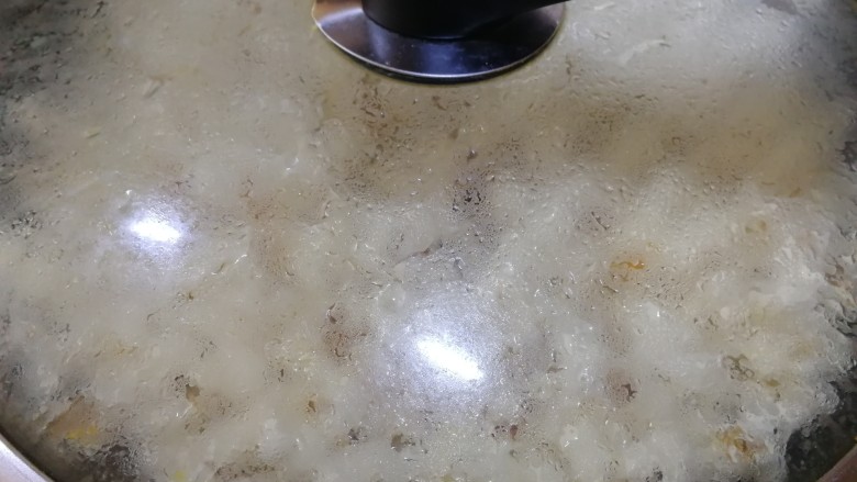 焦糖爆米花,过程中晃动炒锅,使其受热均匀,直到玉米粒全都爆开。