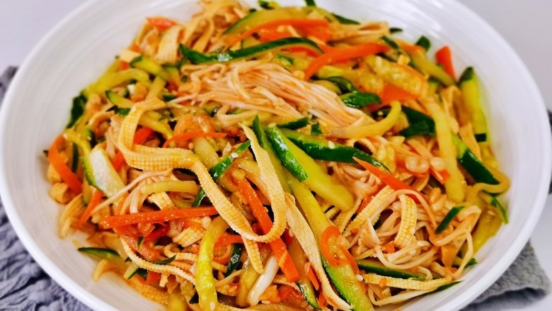 黄瓜凉拌金针菇,简单快手家常凉拌菜,也是东北年夜饭餐桌必不可少的。