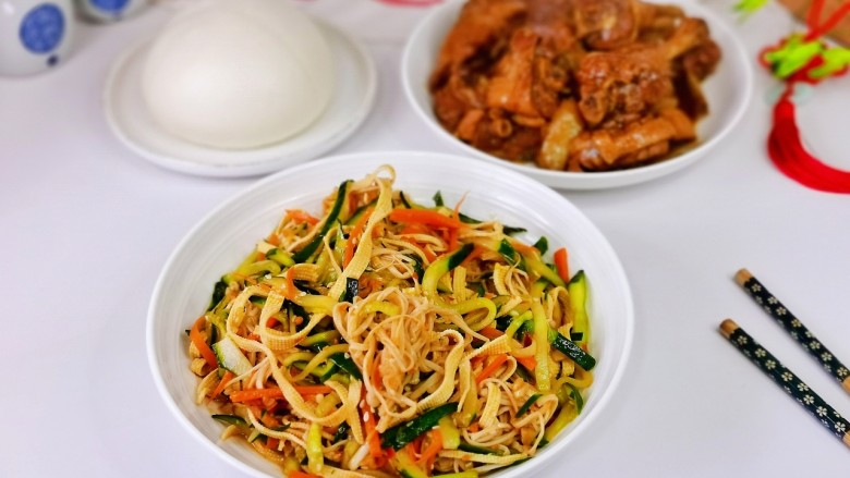 黄瓜凉拌金针菇,今日晚餐,白馒头+红烧鸭腿+凉拌菜。