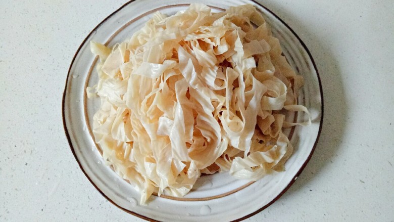 麻辣豆皮,清洗好的豆皮挤干水份,放在盘中备用