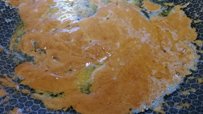 焦糖爆米花,加小苏打,给糖浆增加些气体,口感会更酥脆。
