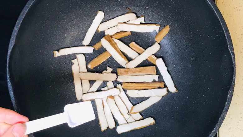 芹菜炒豆干,撒入盐调味,翻炒均匀,先将豆干炒出味道