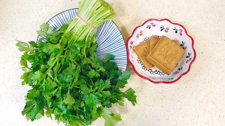 芹菜炒豆干,准备好食材