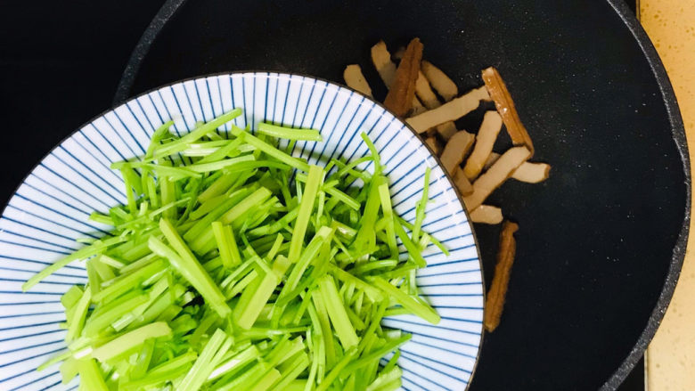 芹菜炒豆干,倒入芹菜