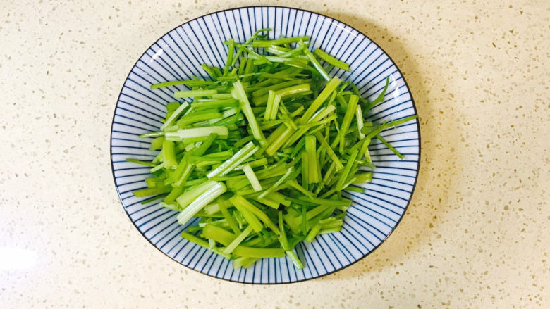 芹菜炒豆干,切成段状