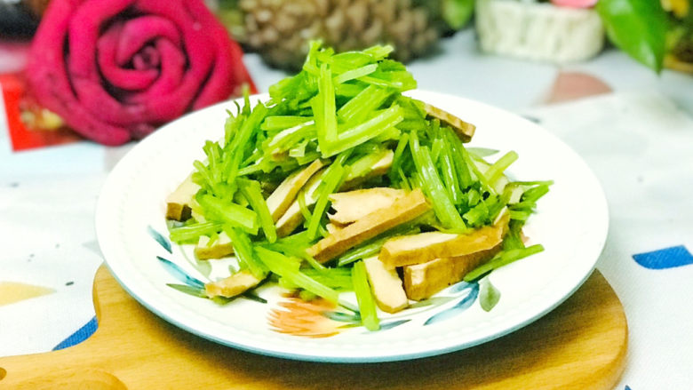 芹菜炒豆干,美味的芹菜炒豆干就做好了