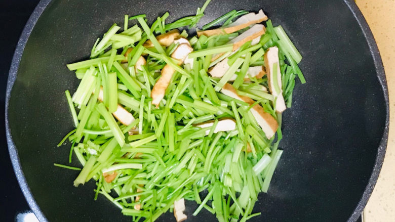 芹菜炒豆干,翻炒均匀,翻炒至芹菜断生恹恹