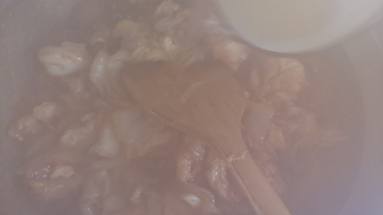 红烧油面筋,加入适量的水炖5分钟,使油面筋吸满汤汁