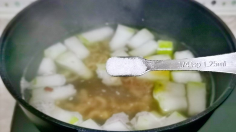 冬瓜虾米汤,按个人口味加入盐,盖上盖子煮熟。