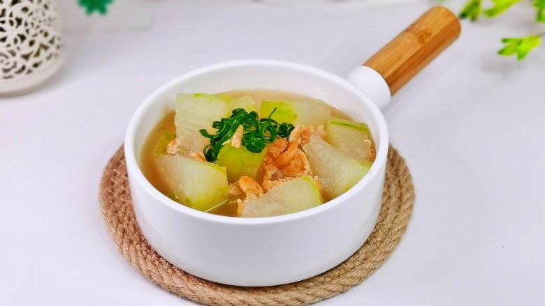 冬瓜虾米汤,盛出装入汤碗中,撒上葱丝。