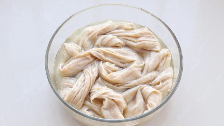 麻辣豆皮,豆皮用清水泡开,一般三四个小时就可以了。