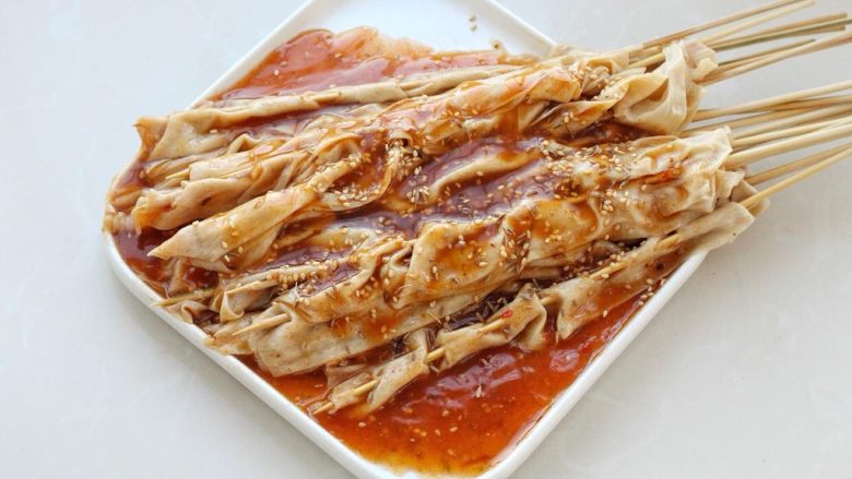 麻辣豆皮,最后上面再撒适量芝麻和<a style='color:red;display:inline-block;' href='/shicai/ 146573'>孜然粒</a>,味道更好哦!