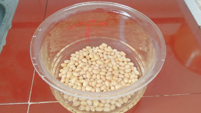 茄汁黄豆,洗干净放锅胆里,加水没过黄豆