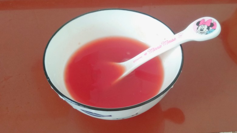 茄汁黄豆,碗里放点清水,把番茄酱稀释一下
