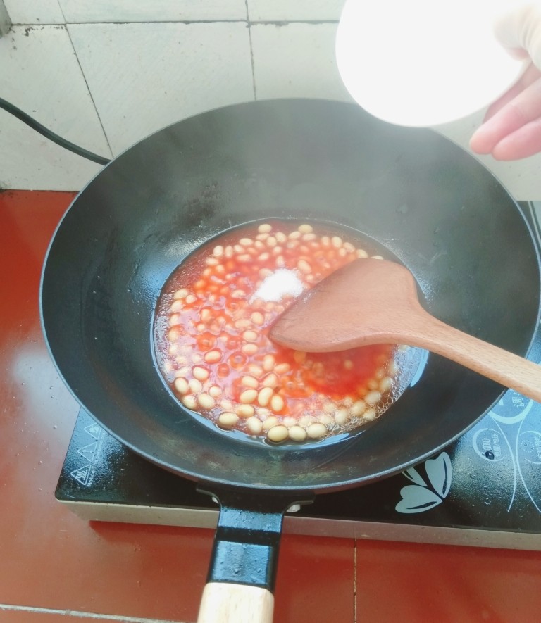 茄汁黄豆,白糖也加下去,再撒少许盐煮5分钟收汁即可