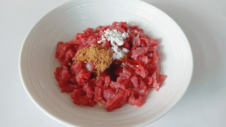 芹菜炒豆干,切好的牛肉丝放入碗里,加调味料【<a style='color:red;display:inline-block;' href='/shicai/ 788'>生抽</a>加一勺就可以】