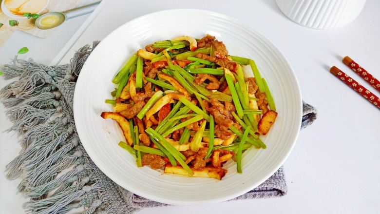 芹菜炒豆干,芹菜脆爽,肉丝滑嫩可口!
